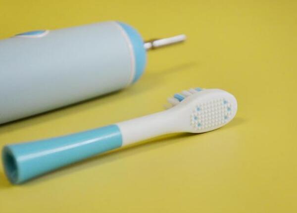 兩歲寶寶怎么用電動(dòng)牙刷？?jī)蓺q寶寶正確使用電動(dòng)牙刷要點(diǎn)